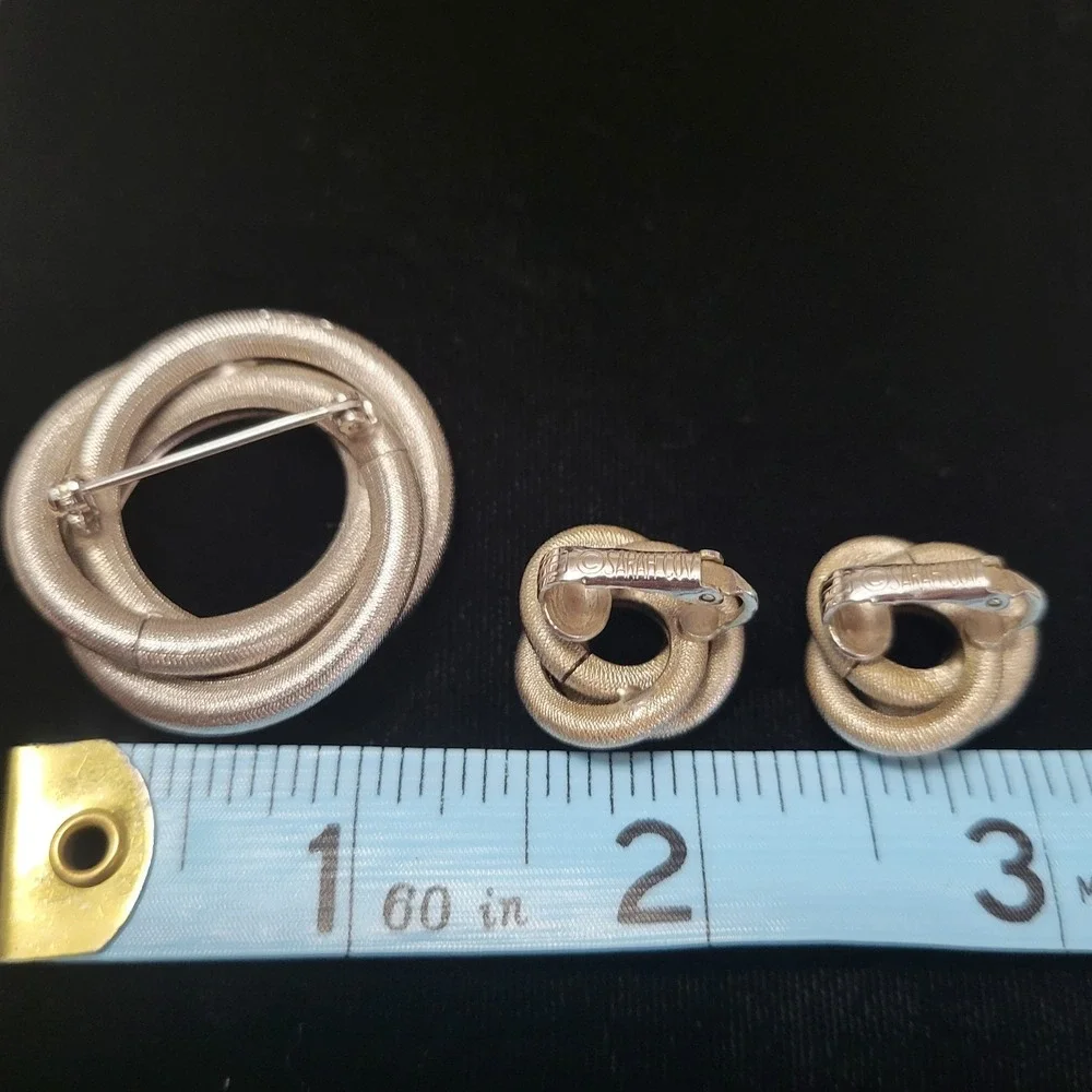 Vintage SARAH COVENTRY Signed Silver Tone Circle Love Knot Brooch‎ & Earrings - Picture 2 of 3